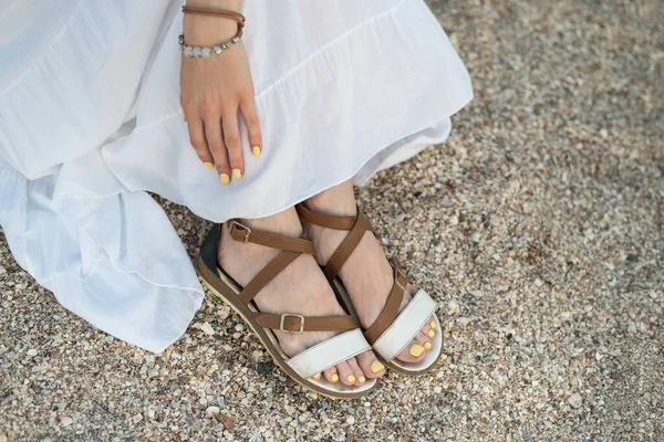 Pies Femeninos Sandalias Orilla Griega Arenosa Chica Descansando Playa —  Fotos de Stock