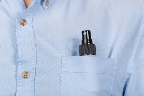 紧凑型喷雾在衬衫口袋里 胸部口袋中的抗菌喷剂 — 图库照片