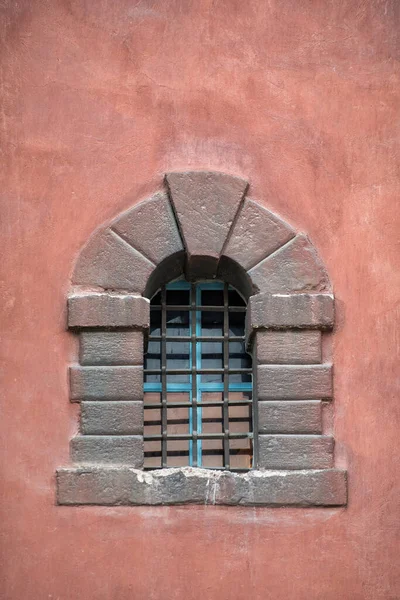 Staré Kamenné Okno Hradě Kovové Mříže Okně Svislý Rámec — Stock fotografie
