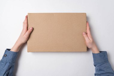 Çocukların elinde beyaz arka planda kağıt kutu var. Üst Manzara. Boşluğu kopyala