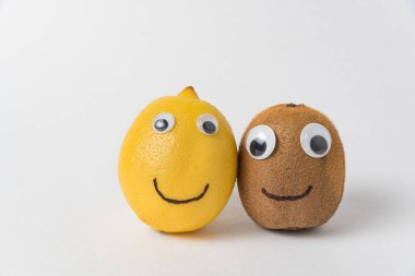 Kivi ve limon, şaşı gözlü ve beyaz arka planda gülümseyen. dostluk kavramı.