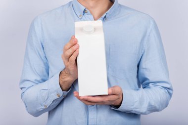 Adamın elinde büyük bir paket süt ya da meyve suyu var. Uzayı kopyala, taklit et.