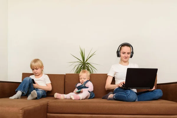 Nanny Laptop Surf Internet While Kids Play Phones Bad Nanny — Stock Photo, Image