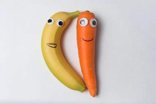 Plátano Zanahoria Con Los Ojos Googly Sonrisas Sobre Fondo Blanco — Foto de Stock