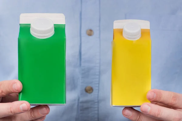 Verde Amarelo Cartonagens Leite Suco Mãos Dos Homens Espaço Cópia — Fotografia de Stock