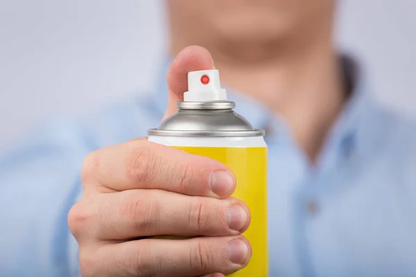 Mano Sostiene Botella Spray Amarillo Cerca Vista Frontal —  Fotos de Stock