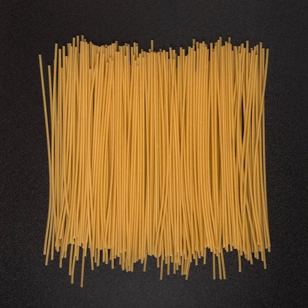 Spaghetti Van Durumtarwe Zwarte Achtergrond Italiaanse Rauwe Pasta — Stockfoto