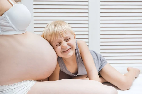 Engraçado Menino Encostou Orelha Barriga Mãe Grávida Fechou Olhos Ouve — Fotografia de Stock