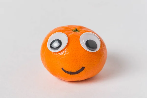 Pequeña Mandarina Con Grandes Ojos Googly Sonrisa Carácter Mandarín Sobre —  Fotos de Stock