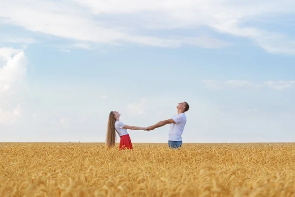 Young Couple Resting Summer Wheat Field Romantic Weekend Countryside — Stock Photo, Image