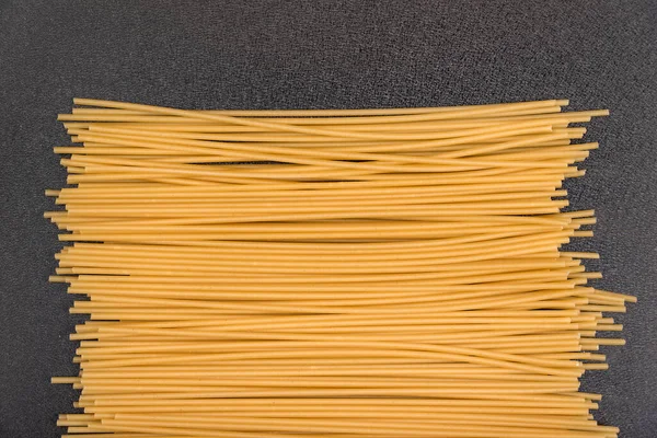 Spaghetti Från Durumvete Grå Bakgrund Italiensk Pasta Plats För Text — Stockfoto