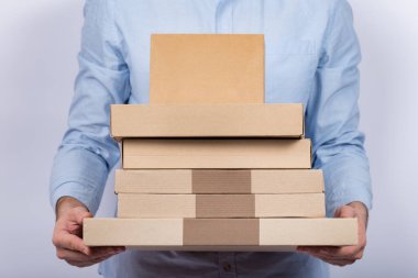 Adamın bir sürü karton kutusu var. Hızlı teslimat konsepti. Eve paket teslimatı.