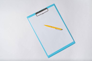 Beyaz arka planda kağıt ve kalem. Belgeler üst görünüm, kopyalama alanı, arkaplan deseni.