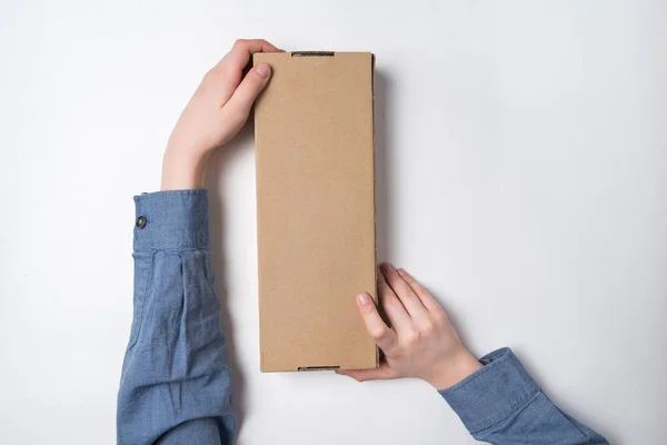 Χειροποίητο Χάρτινο Κουτί Παιδικά Χέρια Λευκό Φόντο Στο Πάνω Μέρος — Φωτογραφία Αρχείου