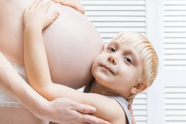 Hamile Kadın Anne Bebek Sarılıyor Tatlı Çocuk Kulağını Annesinin Karnına — Stok fotoğraf