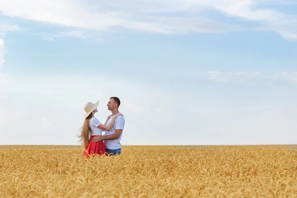 Unga Par Omfamnar Vetefält Solig Sommardag Lyckligt Par Förälskade Utomhus — Stockfoto