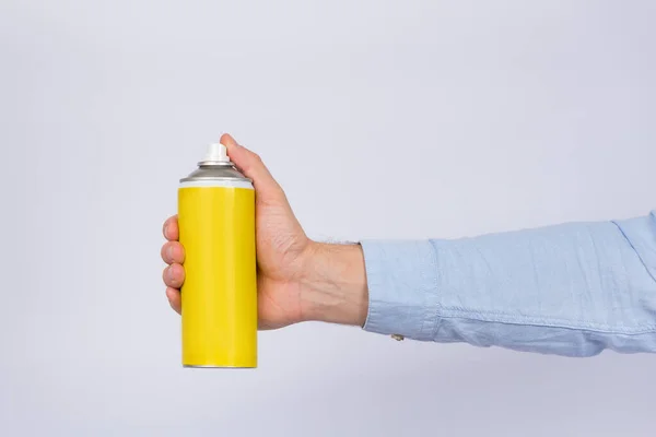 Mão Masculina Segurando Frasco Spray Amarelo Fundo Branco Espaço Cópia — Fotografia de Stock