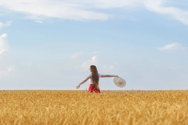 Молодая Женщина Ходит Пшеничному Полю Шляпой Руках Наслаждается Солнечным Днем — стоковое фото