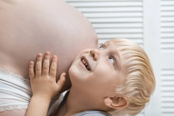 Roztomilé Dítě Objímající Těhotnou Matku Malý Chlapec Usmívá Dotýká Břicho — Stock fotografie