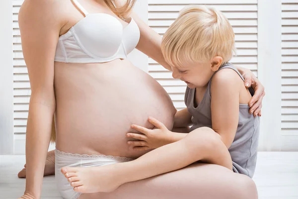 Mulher Grávida Mãe Bebê Filho Estão Abraçando Bonito Menino Tocando — Fotografia de Stock