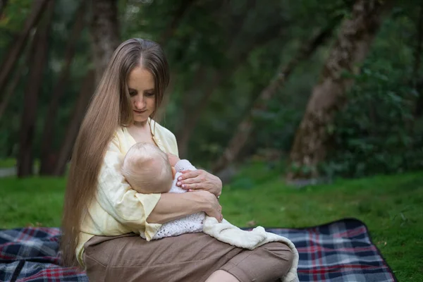 Jeune Mère Qui Allaite Park Mère Bébé Assis Sur Couverture — Photo