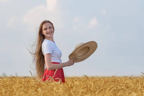 Mladá Žena Hnědými Vlasy Stojící Poli Zralého Pšeničného Klobouku Dovolená — Stock fotografie