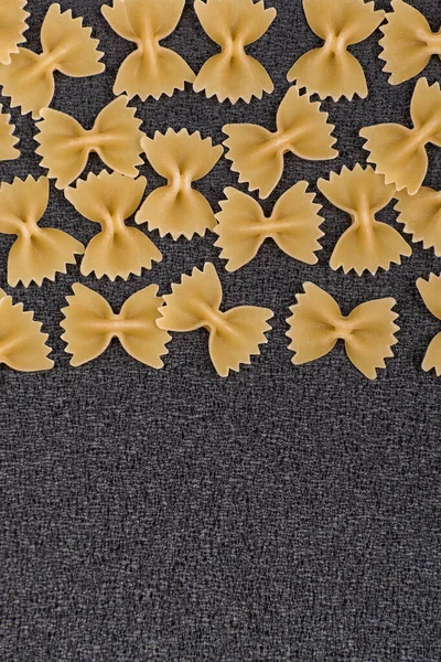 Farfalle Italienische Pasta Fliege Pasta Auf Grauem Hintergrund Vertikaler Rahmen — Stockfoto