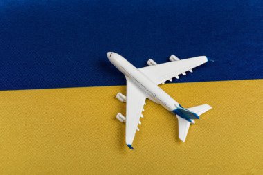 Ukrayna bayrağı ve model uçak. Karantina sonrası uçuşların devamı, sınırların açılması. Ukrayna 'ya seyahat.