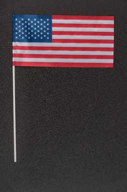 Amerikan bayrağı. Siyah arka planda ABD bayrağı. ABD 'nin ulusal sembolü. Dikey çerçeve.