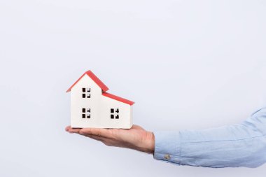 Beyaz arka planda bir ev modeli. Kendi ev konseptini al