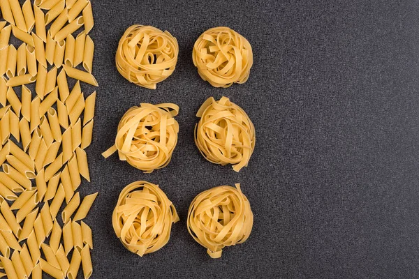 Fettuccine Tagliatelle Penne Italienische Nudeln Aus Hartweizen Rohe Pasta Auf — Stockfoto