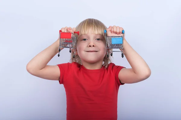 Retrato Niño Pelo Rubio Con Carrito Compras Juguete Sobre Fondo — Foto de Stock