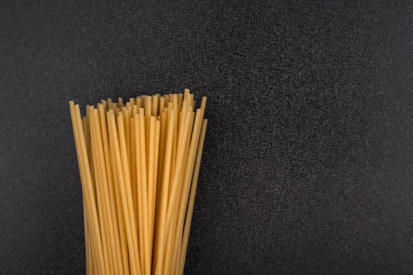 Okokt Spaghetti Grå Bakgrund Nära Cook Bakgrund Italienskt Kök — Stockfoto
