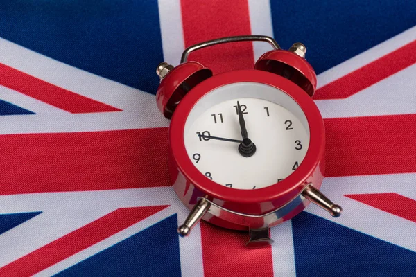 Σημαία Ηνωμένο Βασίλειο Και Vintage Ρολόι Κοντά Εθνική Σημαία Του — Φωτογραφία Αρχείου