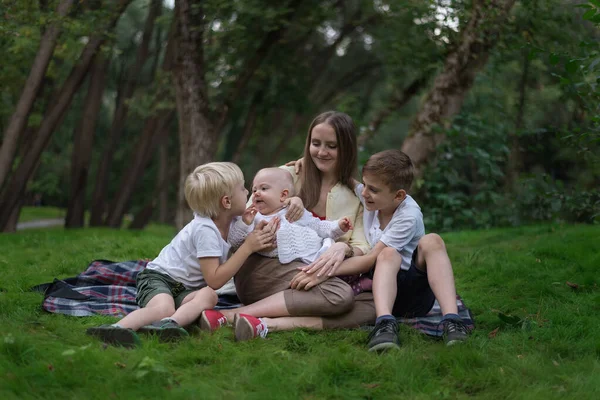 Tres Niños Amom Parque Claro Hermanos Mayores Para Hermana Menor — Foto de Stock