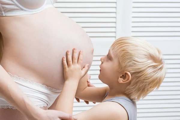 Šťastný Chlapec Dotýká Břicho Těhotné Matky Mladá Těhotná Žena Nejstarší — Stock fotografie