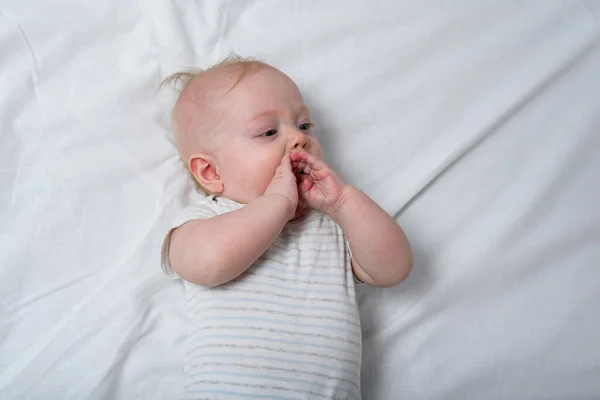Bebe Recem Nascido Dormindo Em Cobertor Branco Bonito 3 Meses Bebe Deitado Na Cama Animado Barriga Stock Photo