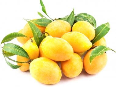 Beyaz arka plan üzerinde izole yaprakları ile Erik mango yakın çekim 