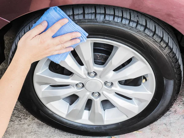 Limpieza Manos Masculina Encerado Neumático Del Coche Primer Plano —  Fotos de Stock