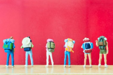 Dünya Turizm Günü geçmişi için küçük bir gezgin figürü - 27 Eylül, Unwto Dünya Turizm Günü kutlamaları konsepti