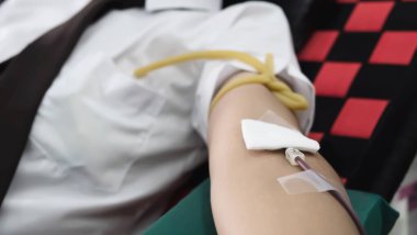 Gönüllü adam Kızıl Örgüt 'e kan bağışı yapıyor. Kan bağışı kavramı olan insanlar.