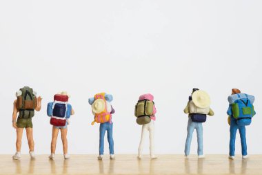 Dünya Turizm Günü geçmişi için küçük bir gezgin figürü - 27 Eylül, Unwto Dünya Turizm Günü kutlamaları konsepti