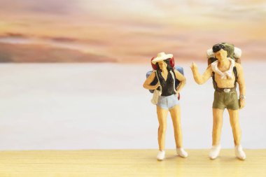 Dünya Turizm Günü geçmişi için küçük bir gezgin figürü - 27 Eylül, Unwto Dünya Turizm Günü kutlamaları konsepti