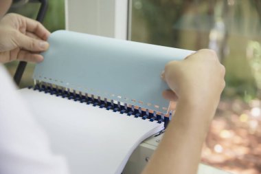 Tarak bağlayıcı makine kullanarak rapor hazırlayan adam - sabit araçlar konseptiyle çalışan insanlar