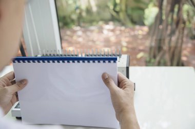 Tarak bağlayıcı makine kullanarak rapor hazırlayan adam - sabit araçlar konseptiyle çalışan insanlar