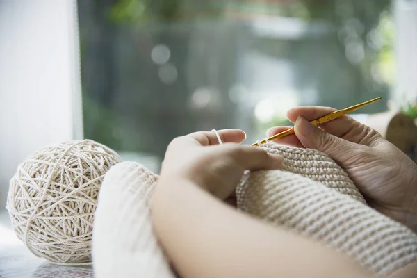 Vrouw Handen Doen Thuis Breien Werk Mensen Met Diy Werk — Stockfoto