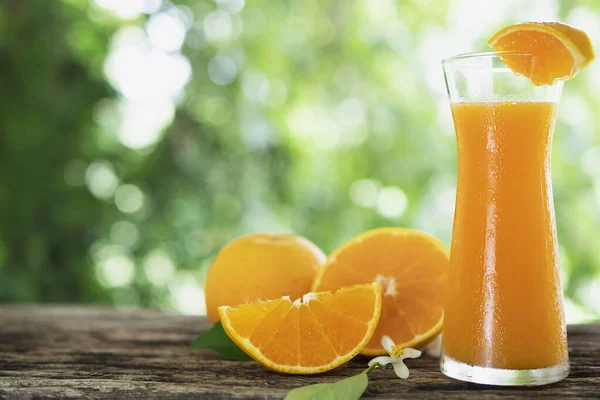 Frische Saftige Orangenfrüchte Über Grünem Naturhintergrund Tropische Orangenfrüchte Zur Hintergrundnutzung — Stockfoto