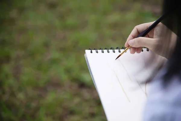 Relax Donna Pittura Acquerello Arte Lavoro Nel Verde Giardino Foresta — Foto Stock