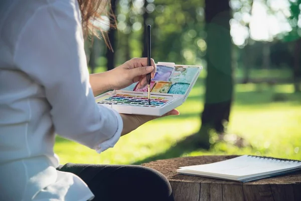 Relax Donna Pittura Acquerello Arte Lavoro Nel Verde Giardino Foresta — Foto Stock