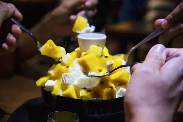 Menschen Essen Bingsu Süßes Dessert Menschen Mit Koreanischem Stil Süßes — Stockfoto